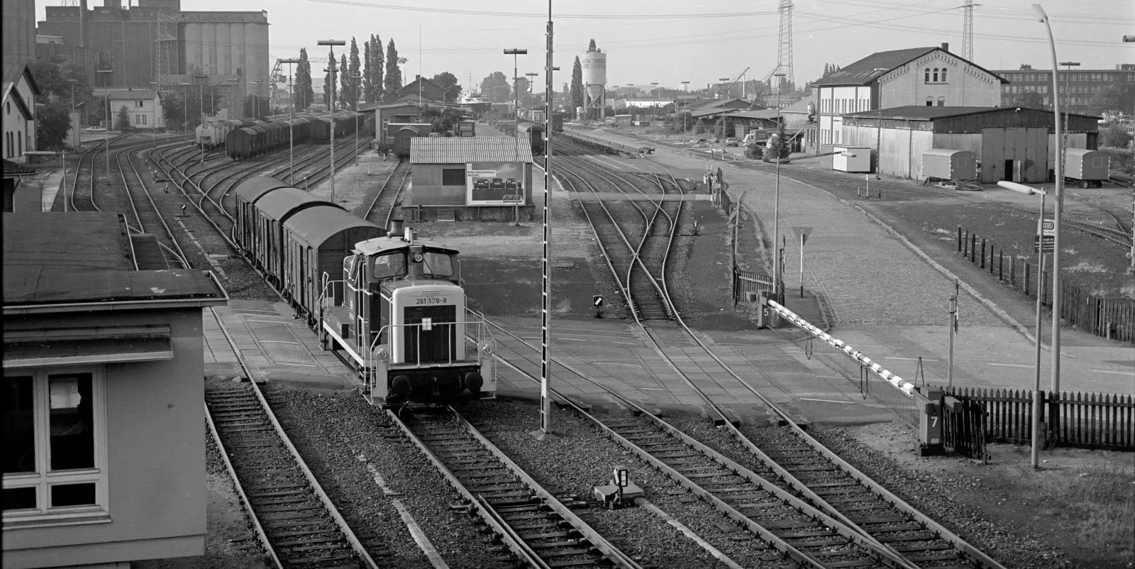 Eine Aufnahme aus dem Jahr 1984 zeigt den Güterbahnhof im Binnenhafen von Süden.