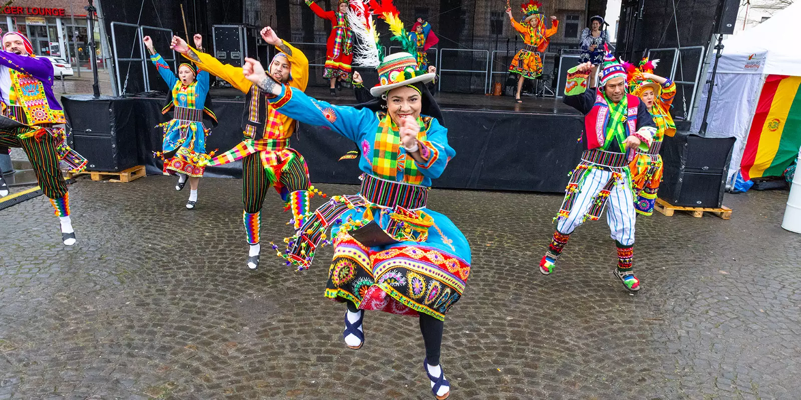 Farbenfroh. Die bolivianische Tanzgruppe Munay. Foto: zv