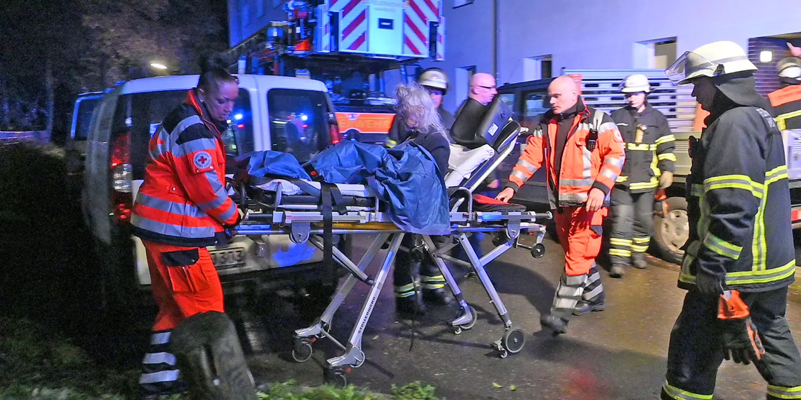 Die verletzte Frau wird zum Rettungswagen gebracht. Foto: zv