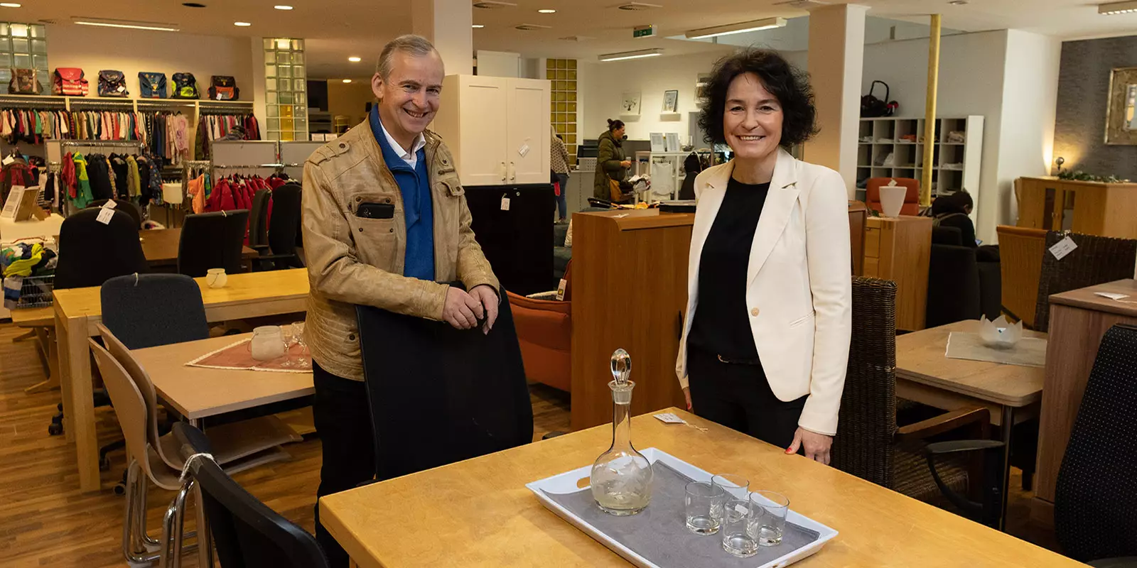 Rainer Bliefernicht und Sandra Klose im wiedereröffneten Sozialkaufhaus. Foto: zv