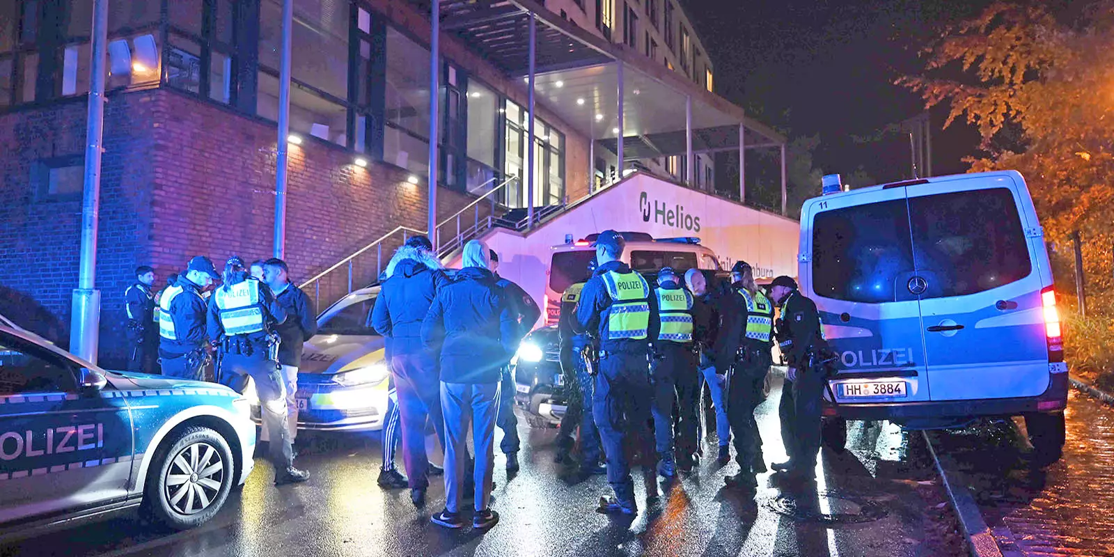Polizisten vor dem Krankenhaus an der Stade Straße. Foto: Lenthe-Medien