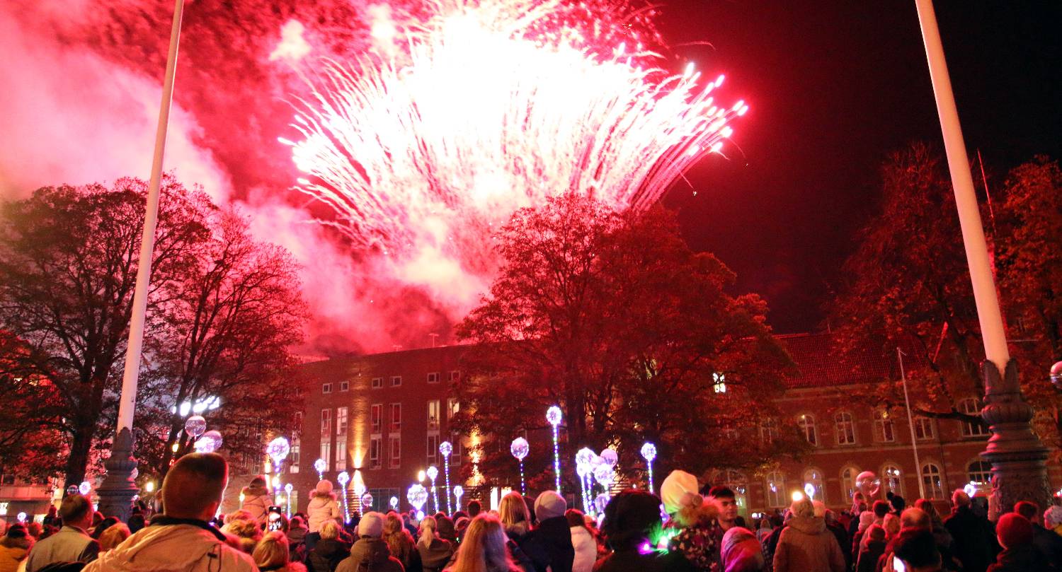 Highlight des Kulturtags: Das funkelnde Feuerwerk vor dem Harburger Rathaus. Foto: Christian Bittcher
