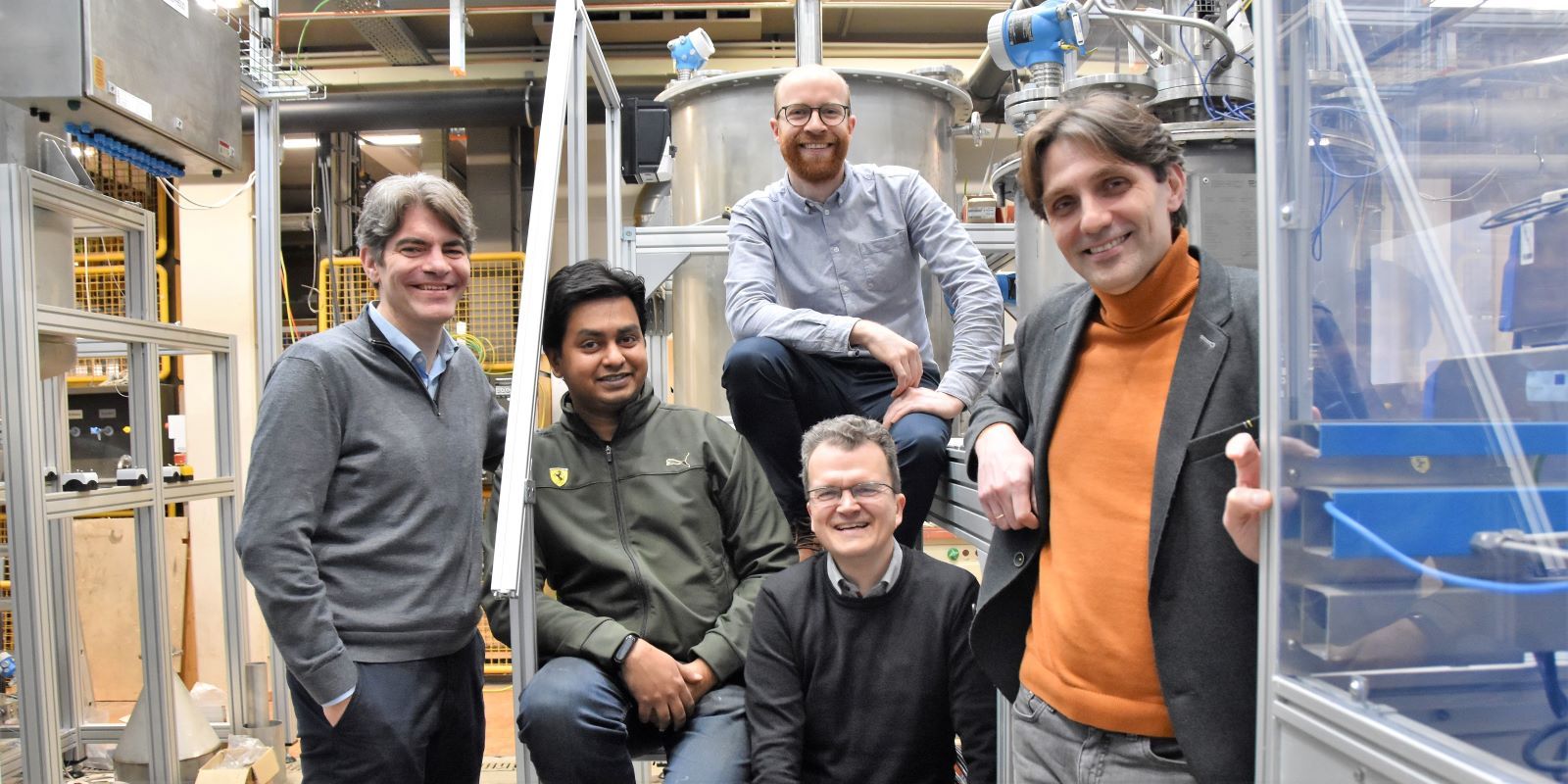 Fünf der sieben Gründer im Technikum an der TUHH: Dirk Weinrich, Raman Subrahmanyam, Alberto Bueno (oben), Marc Fricke und Pavel Gurikov (v.l.n.r.). Foto: TU Hamburg