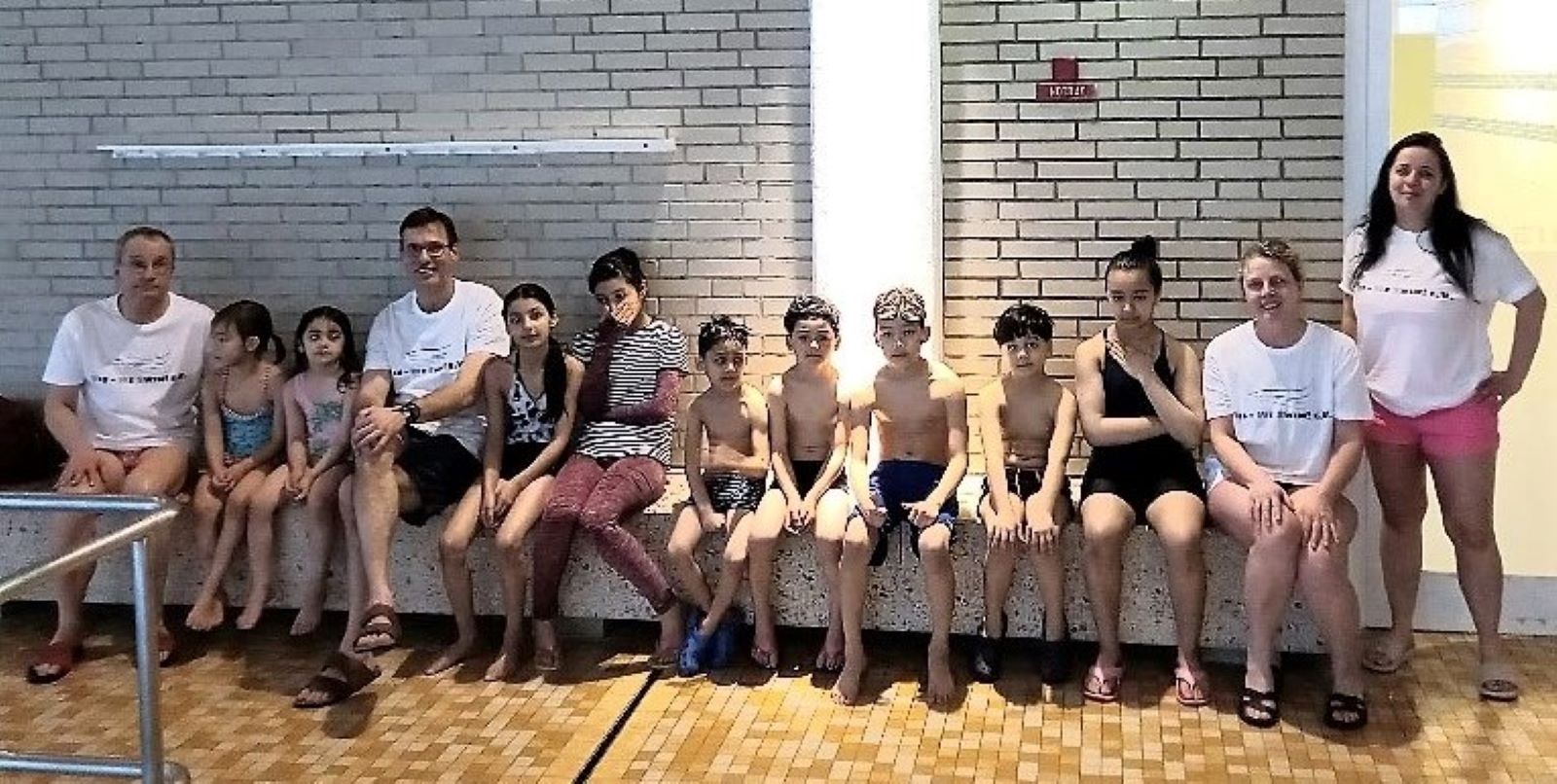 Luiza Raguse (rechts) und ihre Helfer mit den Kindern in der Schwimmhalle. Foto: privat