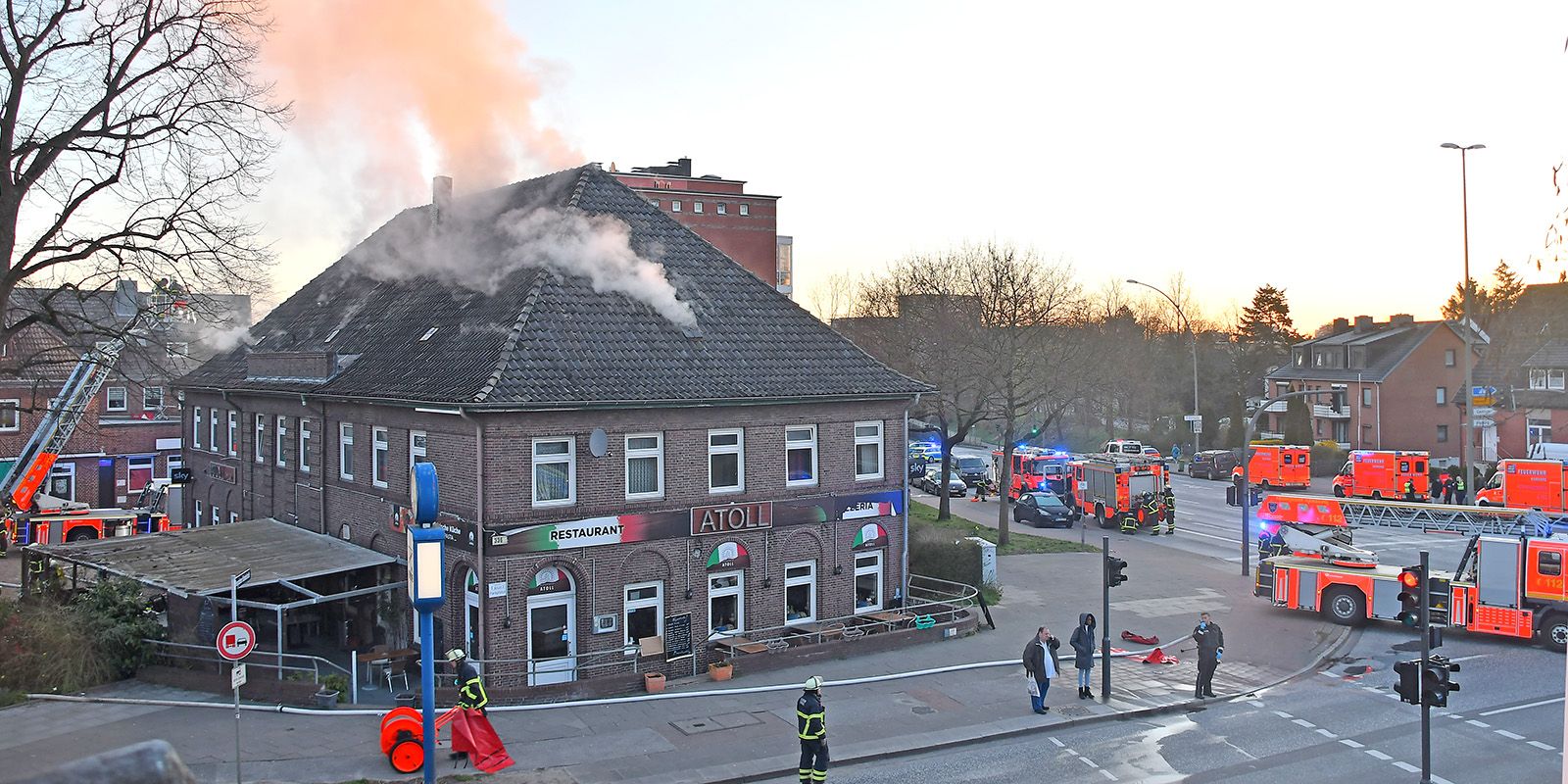 Rauch quillt aus dem Dach. Feuerwehr ist vorgefahren. Foto: Lenthe-Medien