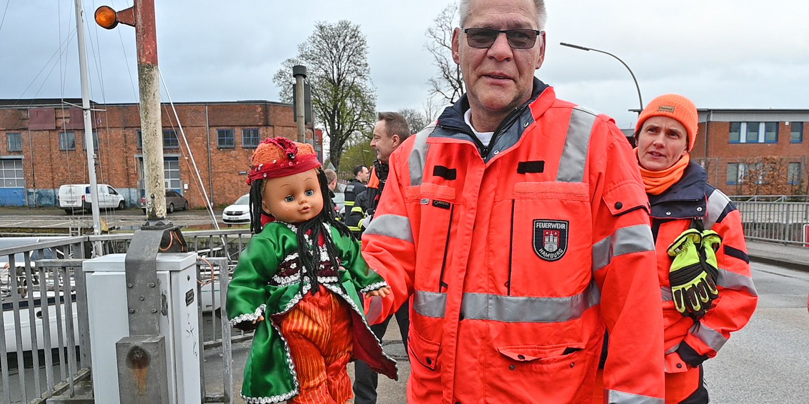 Wenig amüsiert ein Feuerwehrmann mit der Puppe. Foto: Lenthe-Medien