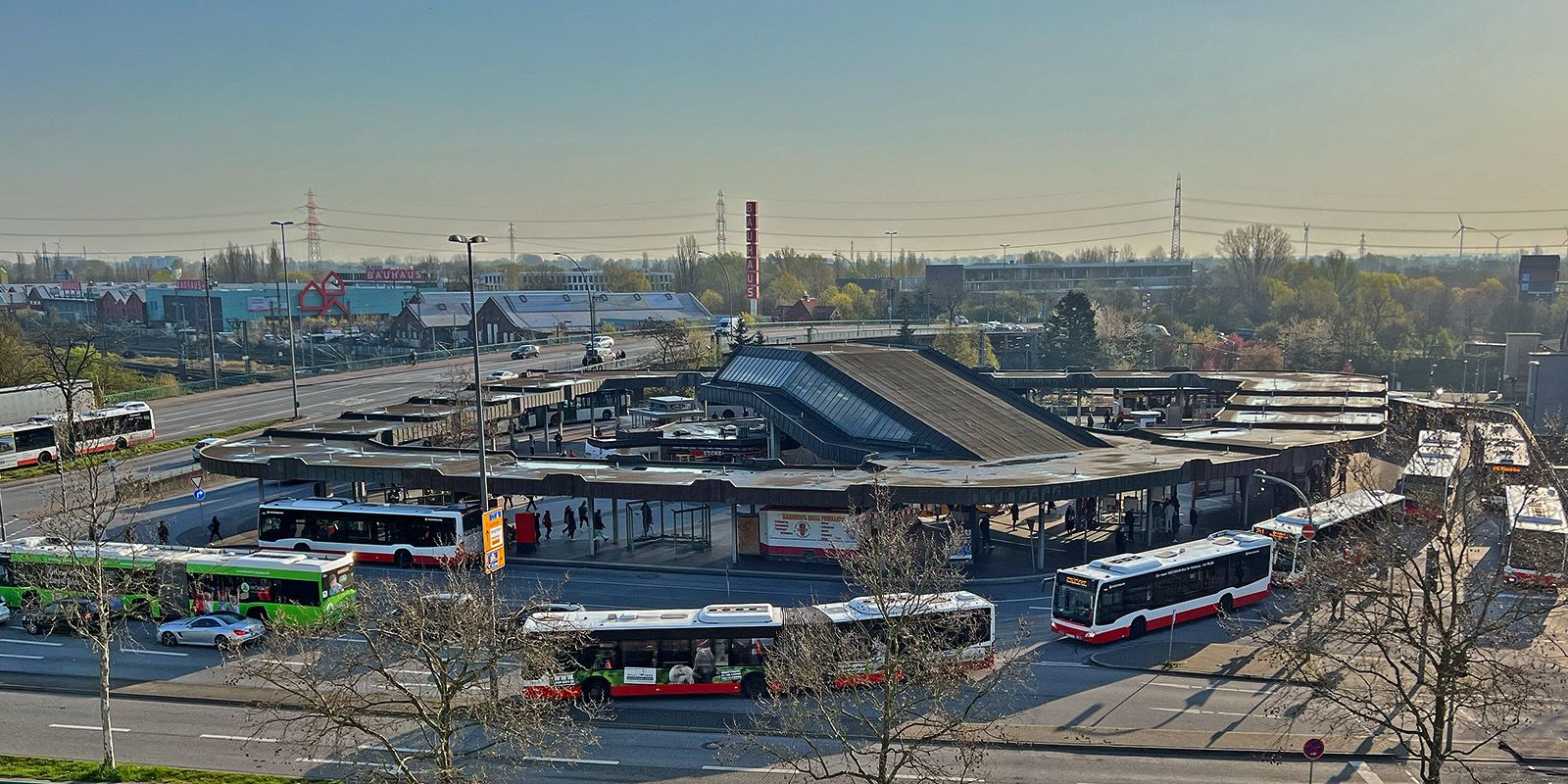 Viele Busse waren am Morgen am ZOB-Harburg. Foto: zv