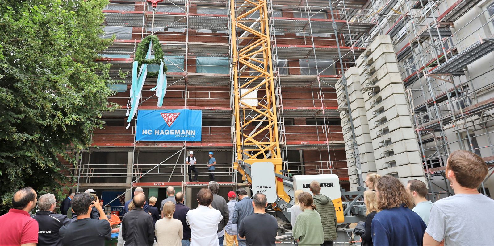 Ronny Albrecht, Polier bei HC Hagemann, hielt den Richtspruch für den neuen Anbau am Thörl-Gebäude. Foto: Christian Bittcher