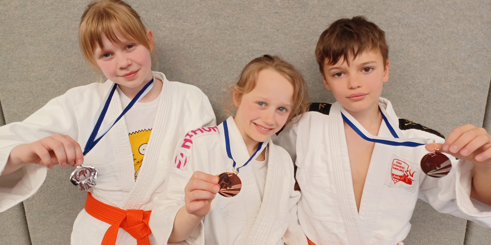 Mara, Jenna, Timofii mit ihren Medaillen. Foto: pr