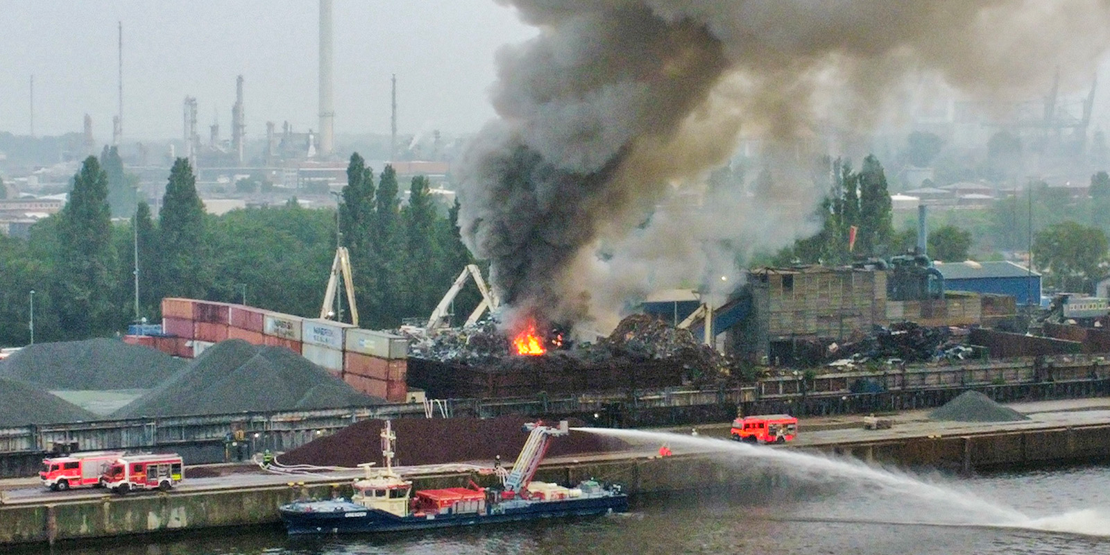 Der Brandort im Harburger Hafen. Foto: Lenthe-Medien