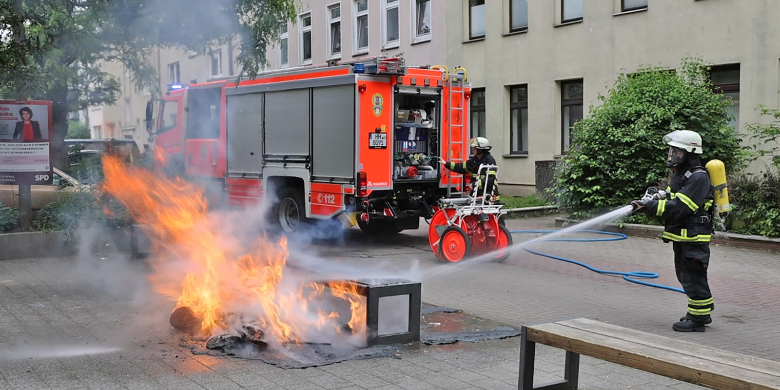 Einsatzkräfte der FF Rönneburg löschen den Brand. Foto: Lenthe-Medien