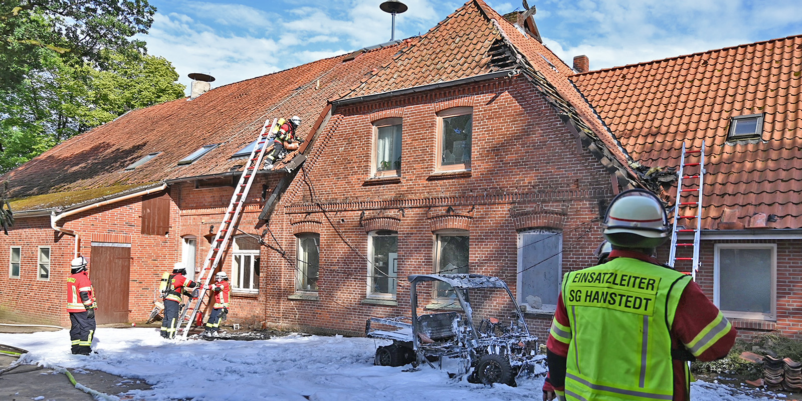 Die Einsatzstelle in Marxen. Vor dem Haus das ausgebrannte Fahrzeug. Foto: Lenhte-Medien