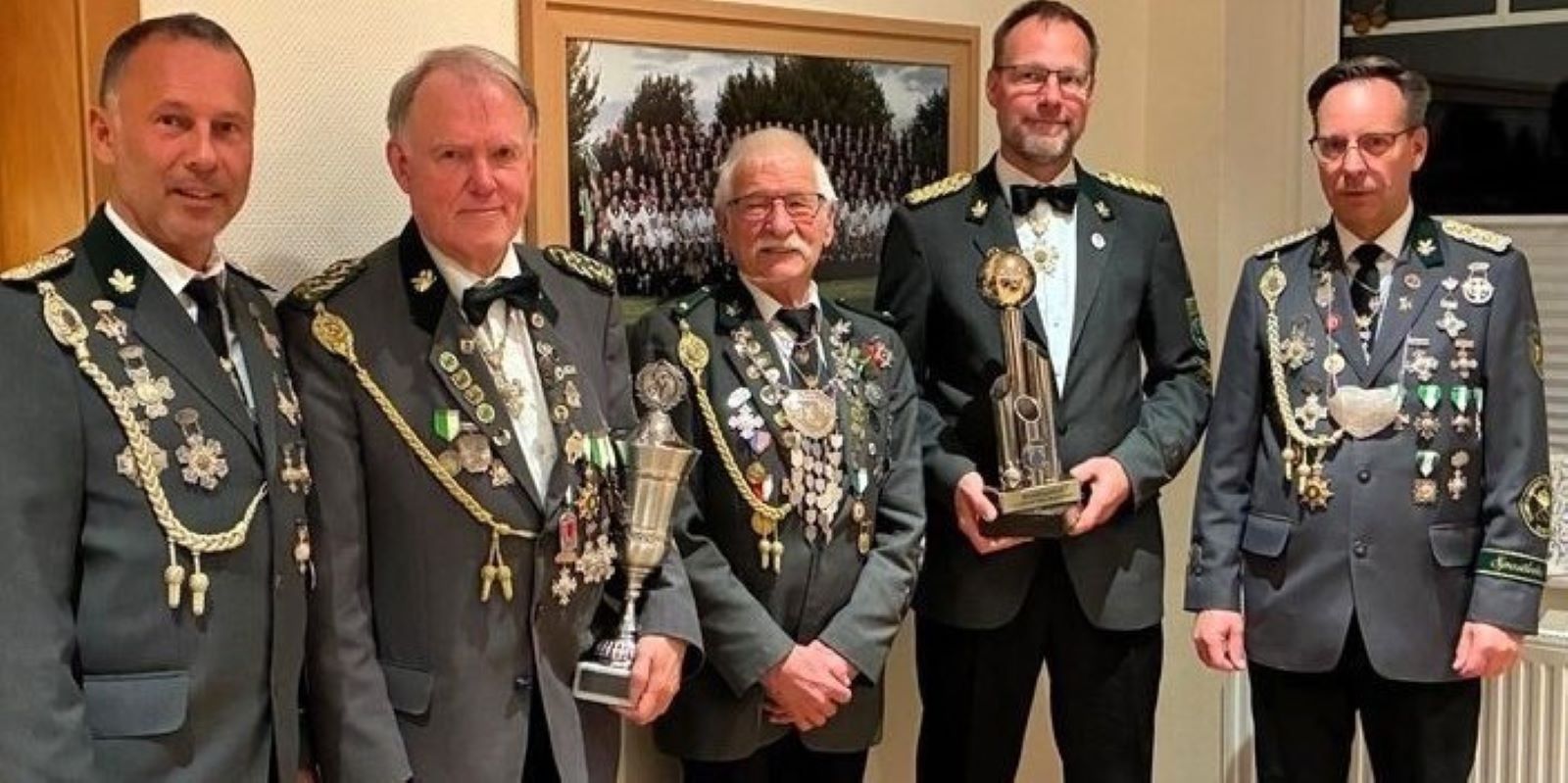 Siegerehrung beim Gemeinde-Pokalschießen in Elstorf: Mirco Meyer (von links), Präsident SV Elstorf, Gerhard Peters (König der Könige), Jürgen Nickel (neuer Gemeindekönig), Sascha Pohl (SV Neu Wulmstorf) und Volker Nützel (Sportleiter SV Elstorf). Foto: SV Elstorf