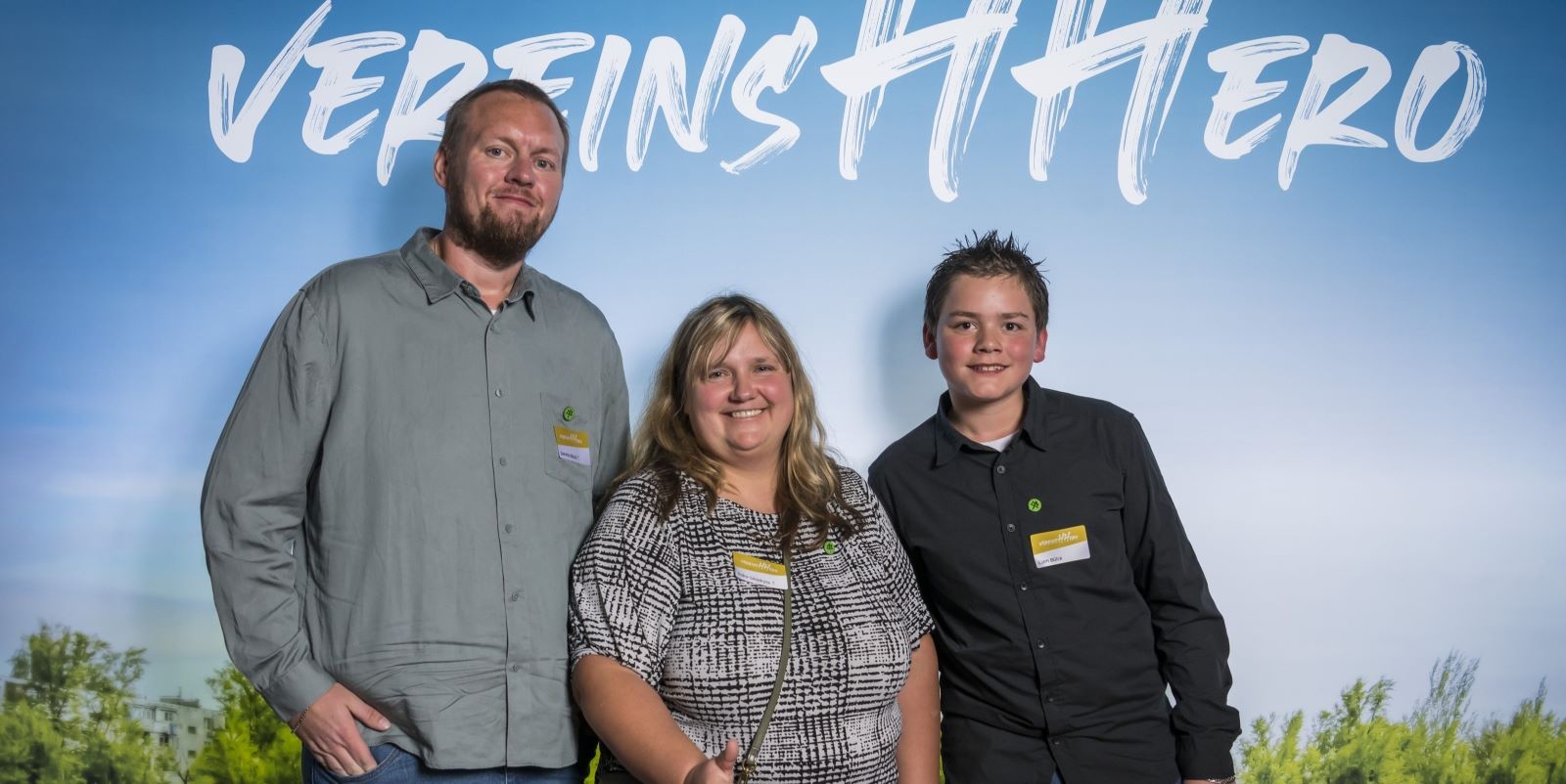 Dennis Bülck (von links), Indre Sereikyte und Dennis' Sohn Liam Bülck bei der Auszeichnung. Foto: Alexander Hartmann