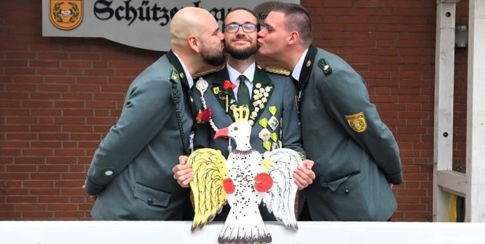 Ein Küsschen für den Vizekönig: Jan Wagner mit seinen Adjutanten (v.l.) Felix Grösel und Lasse Völsch. Foto: SV Vahrendorf