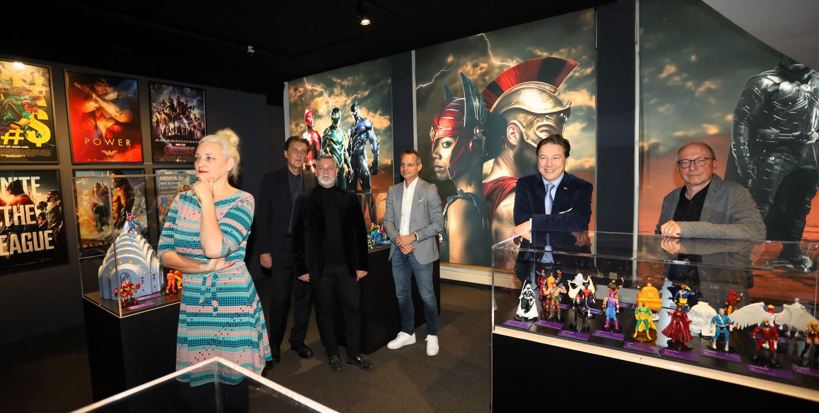Künstlerin Swaantje Güntzel (v.l.), die Kooperationspartner aus Italien, Rainer-Maria Weiss und Matthias Oppermann in der neuen Ausstellung. Foto: Christian Bittcher