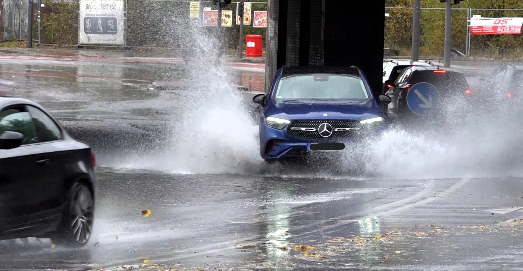 "Land unter" in der Neuländer Straße am Sonntag nach dem Starkregen. Foto: Lenthe-Medien