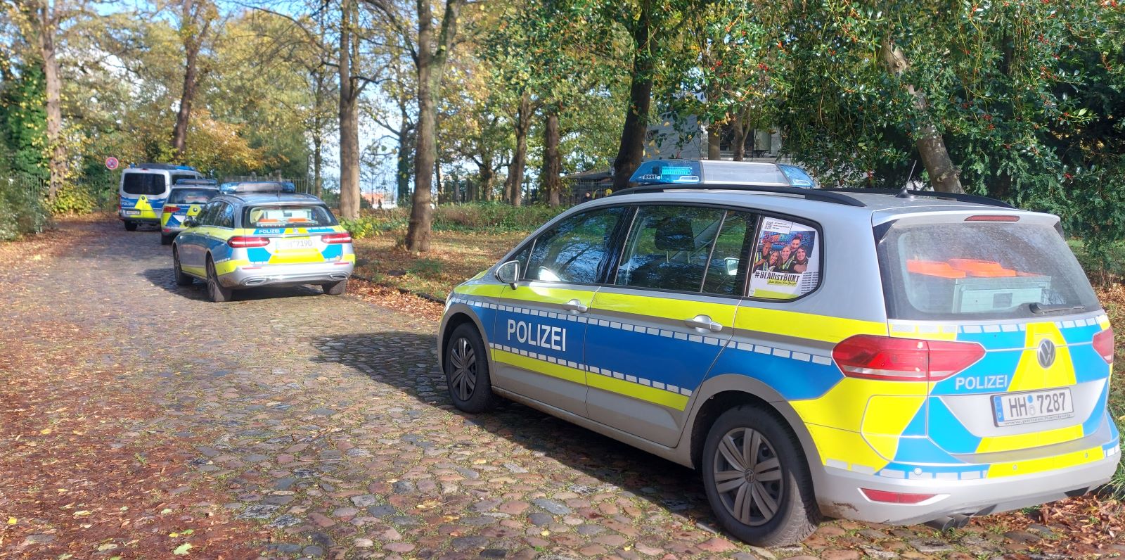 Einsatzfahrzeuge der Polizei vor dem Abrigado. Foto:  Lenthe-Medien/Apelt