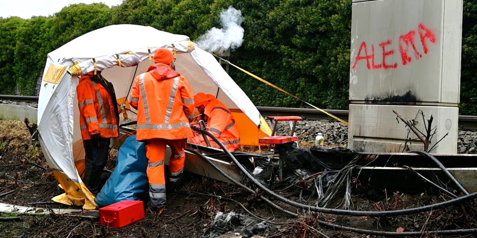 Die Bahn arbeitet nach eigenen Angaben mit Hochdruck daran, den entstandenen Leitungsschaden zu beheben.  Foto: Lenthe-Medien