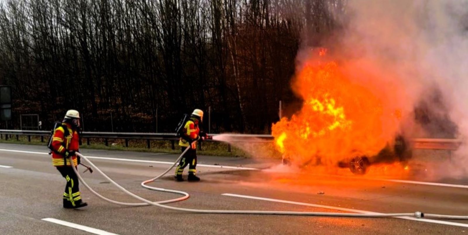 Mercedes-auf-der-A7-in-Flammen-Einsatz-f-r-die-Feuerwehren-Ohlendorf-und-Fleestedt