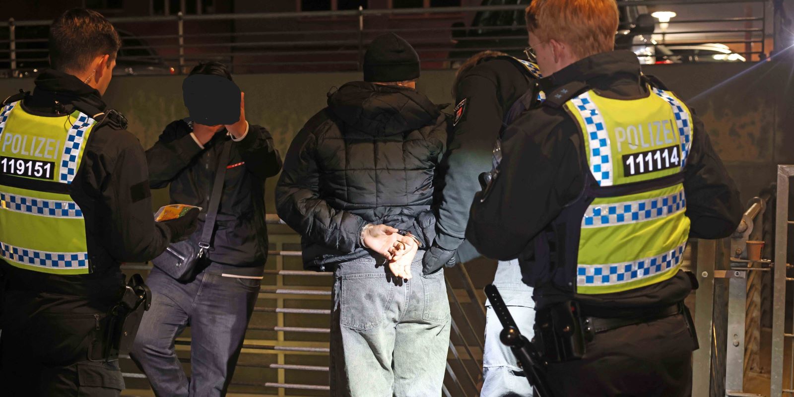 Hier klickten die Handschellen: Halloween-Einsatz der Polizei in Harburg. Foto: Lenthe-Medien