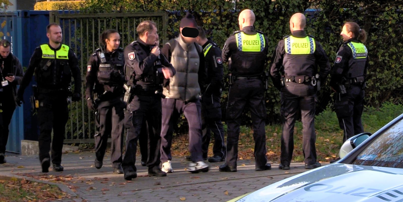 Einsatzkräfte begleiteten anschließend mehrere Spieler der Gastmannschaft zu ihren Fahrzeugen, um weitere Zwischenfälle zu verhindern. Foto: Lenthe-Medien/Presang