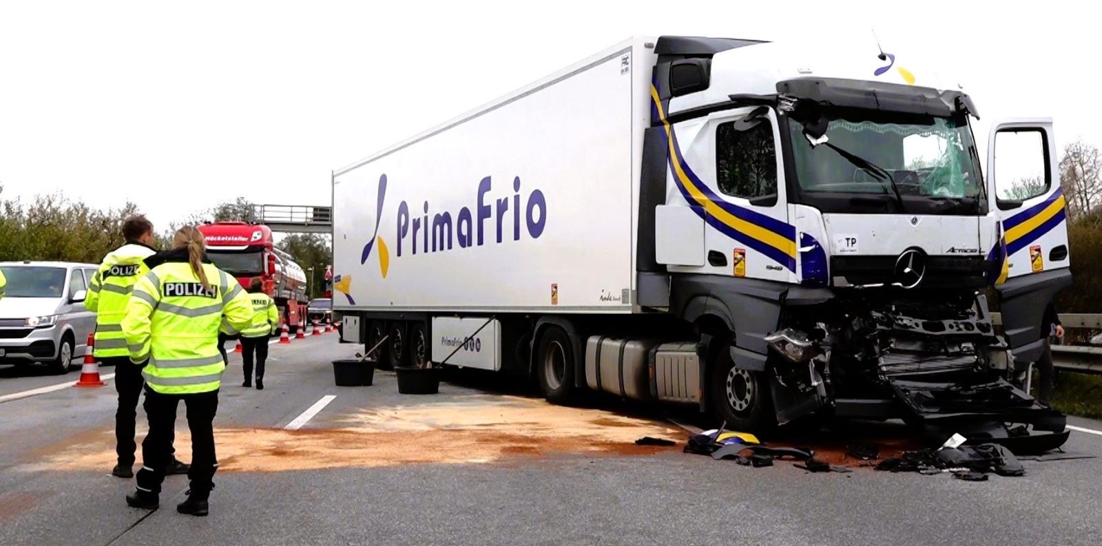 Einer der drei verunglückten Lkw auf der A1. Foto: Lenthe-Medien