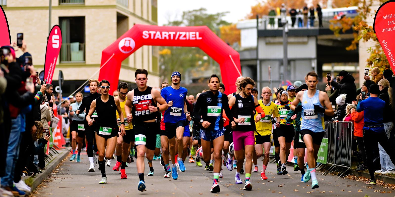Start des Halbmarathons vor der CU Arena. Foto: www.Der-Sportfotograf.de