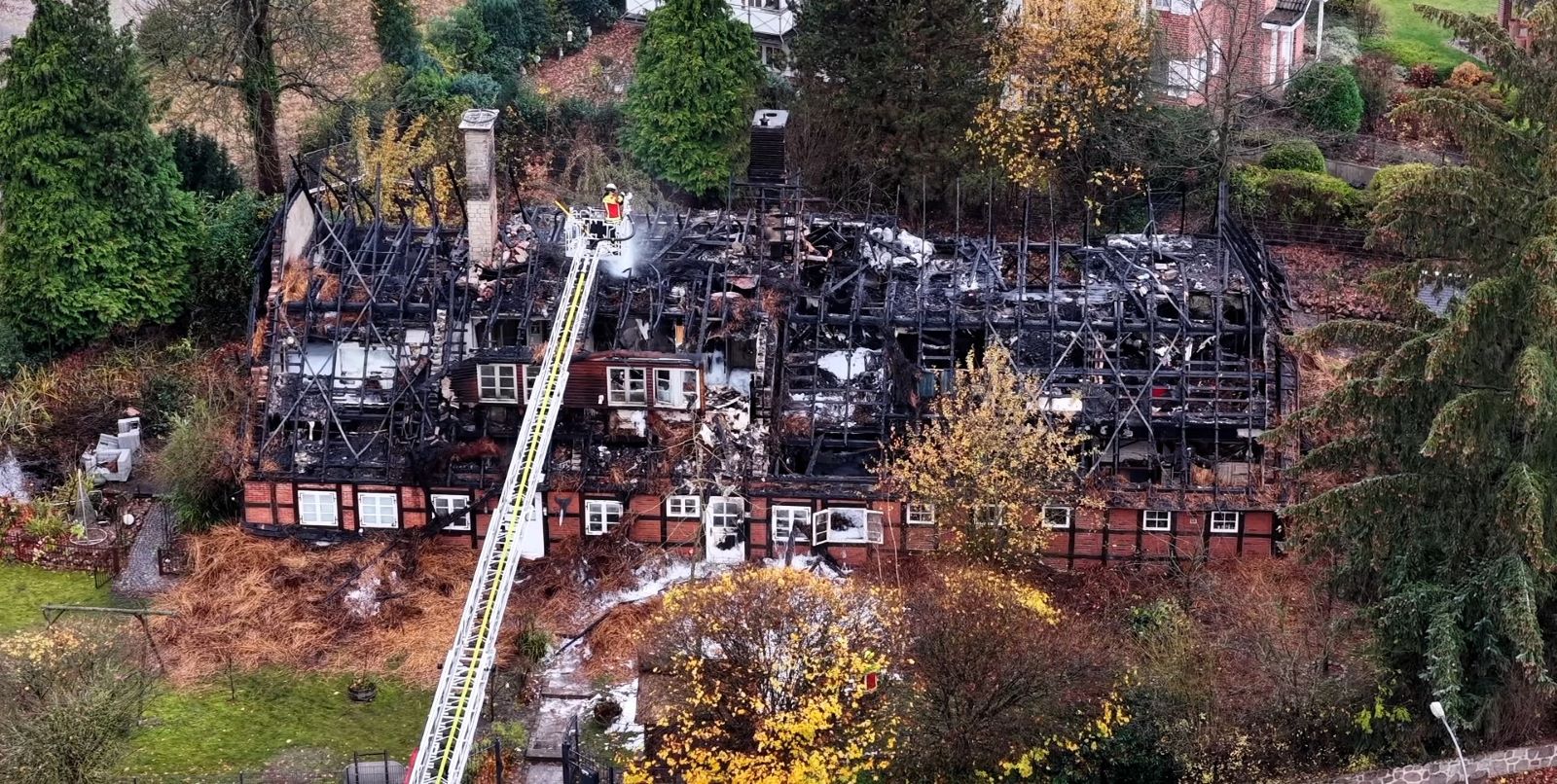 Flammen-Nacht-in-Emmelndorf-235-Jahre-altes-Reetdachhaus-zerst-rt