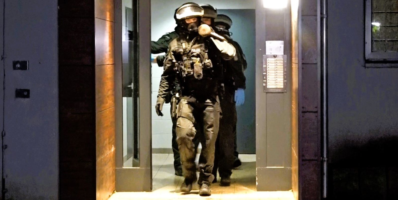 Polizeieinsatz-in-Wilhelmsburg-Schwerbewaffnetes-USE-st-rmt-Wohnung-in-Kirchdorf