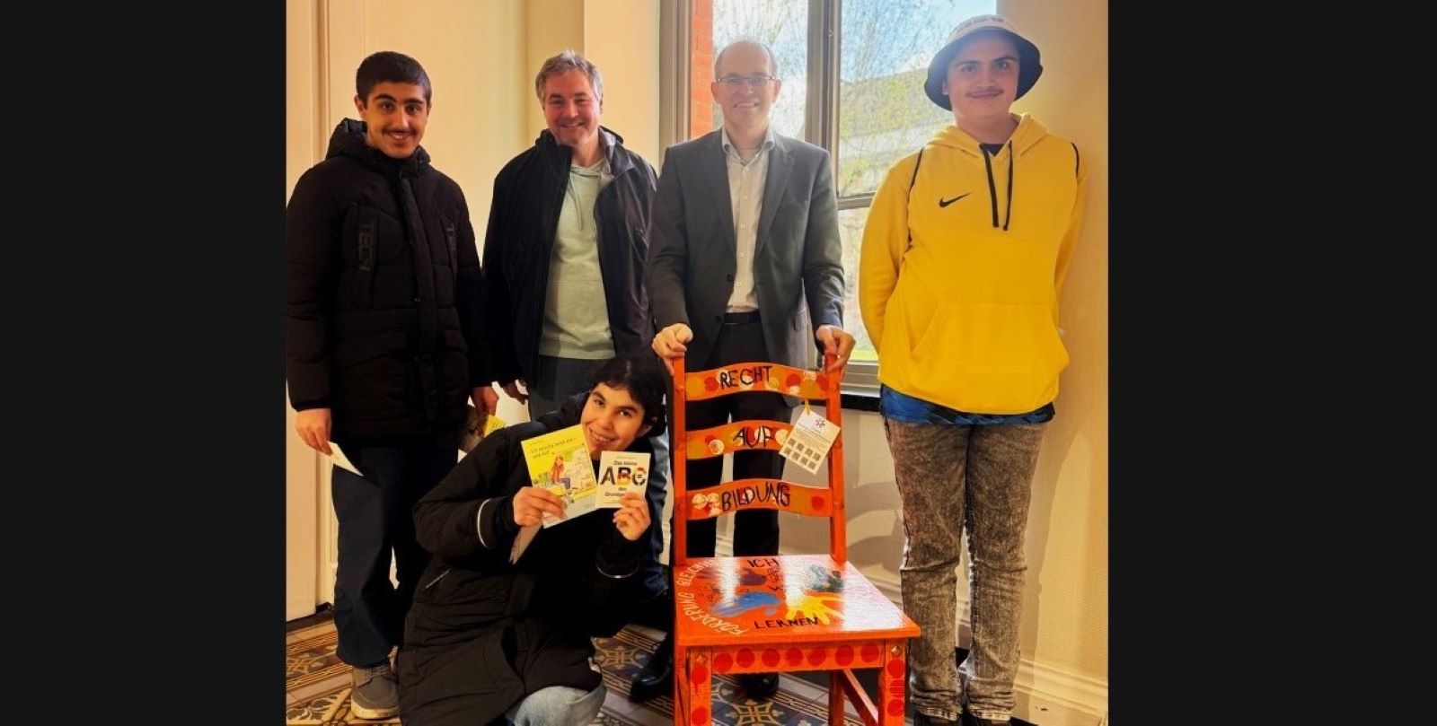 Platz-f-r-Kinderrechte-Schule-Elfenwiese-bergibt-bunten-Stuhl-an-Bezirksamtsleiter