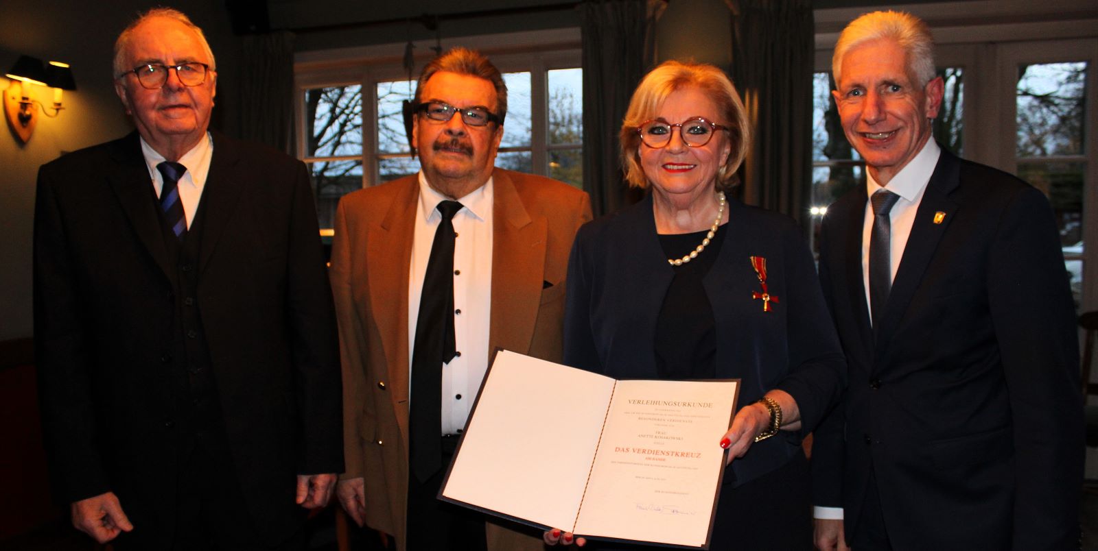 Anette-Kosakowski-erh-lt-das-Bundesverdienstkreuz-von-Landrat-Rainer-Rempe