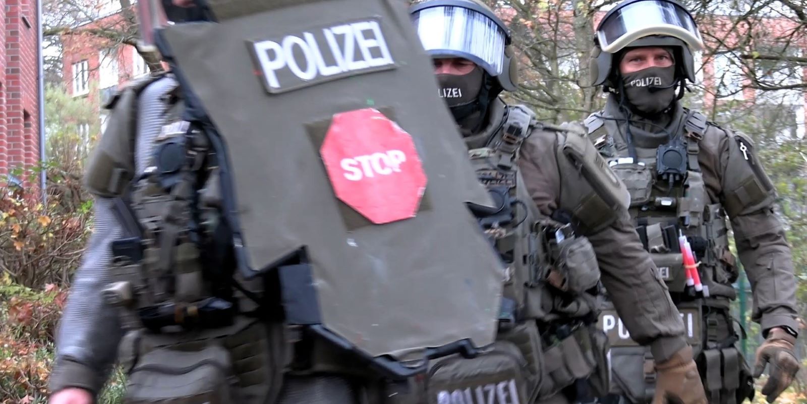 Die Spezialkräfte drangen in die Wohnung ein und nahmen den Mann widerstandslos fest. Foto: Lenthe-Medien