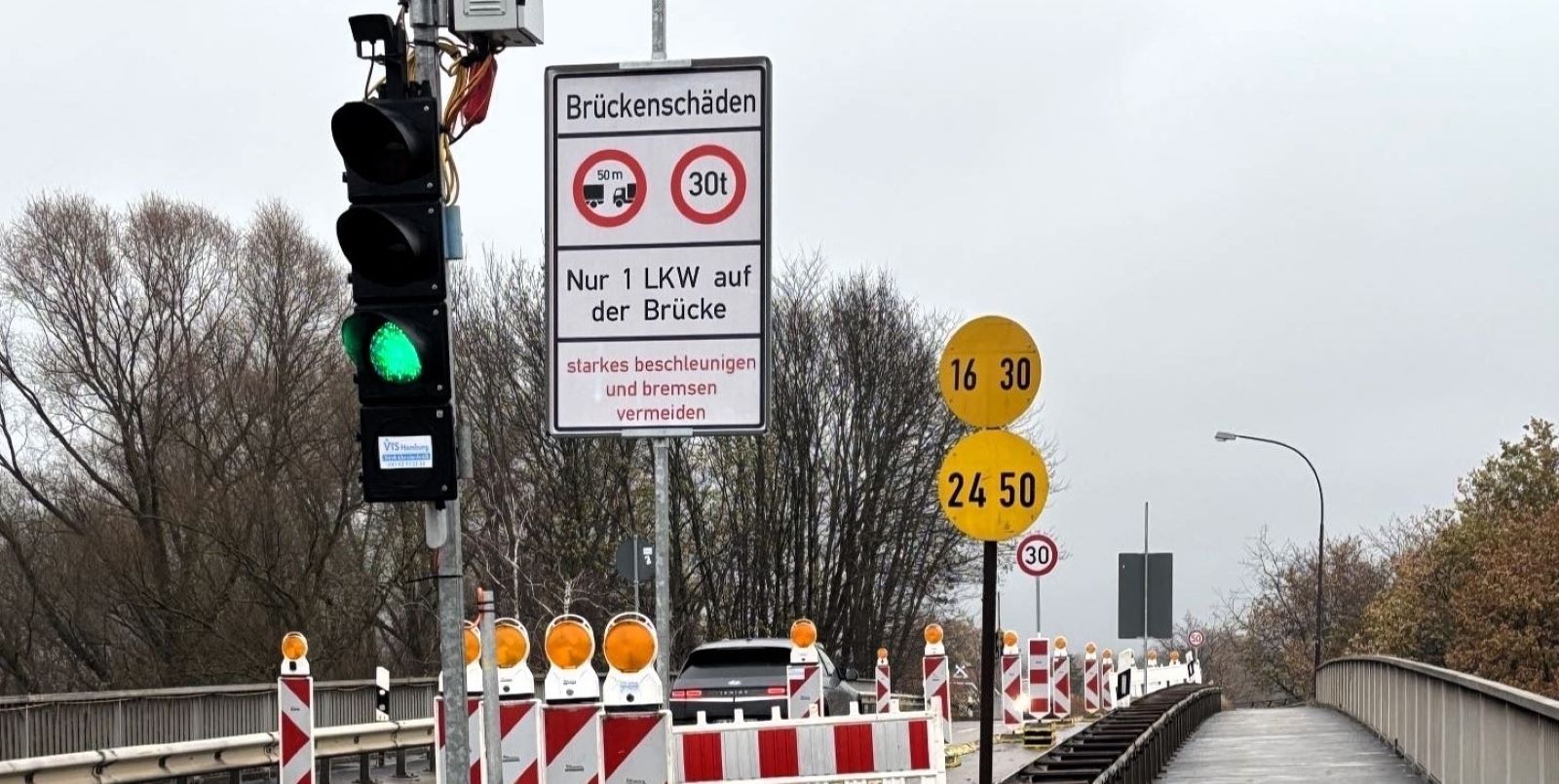 Die Bahnbrücke im Zuge der Kreisstraße 22 ist am vergangenen Freitag wieder eingeschränkt freigegeben. Foto: Landkreis