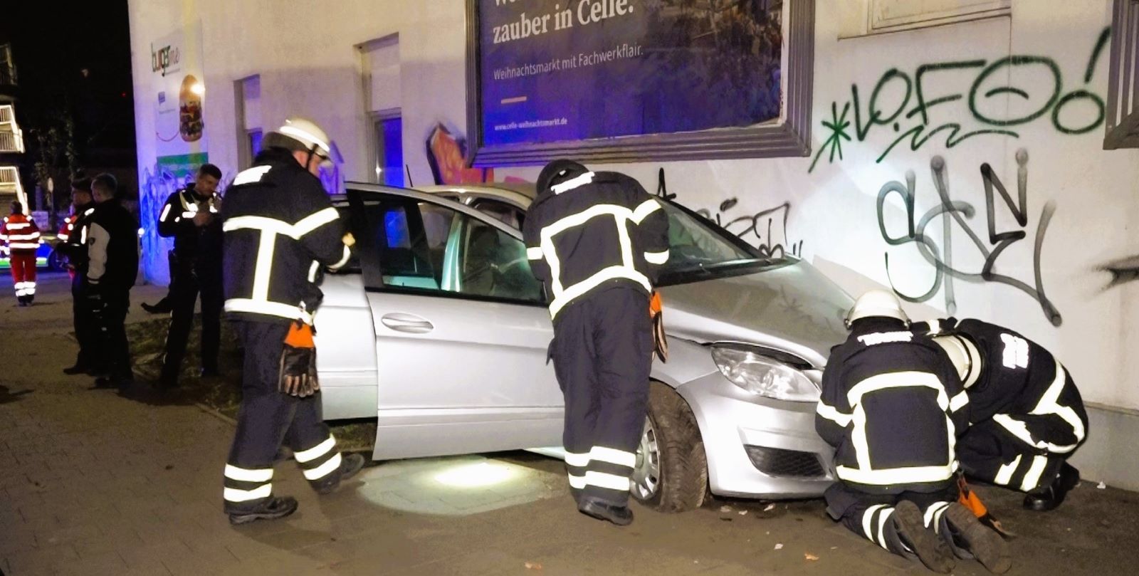 Gegen 20.40 Uhr verlor ein Autofahrer an derDer Autofahrer verlor beim Abbiegen die Kontrolle über seinen Wagen und krachte direkt in die Fassade eines Wohnhauses. Foto: Lenthe-Medien