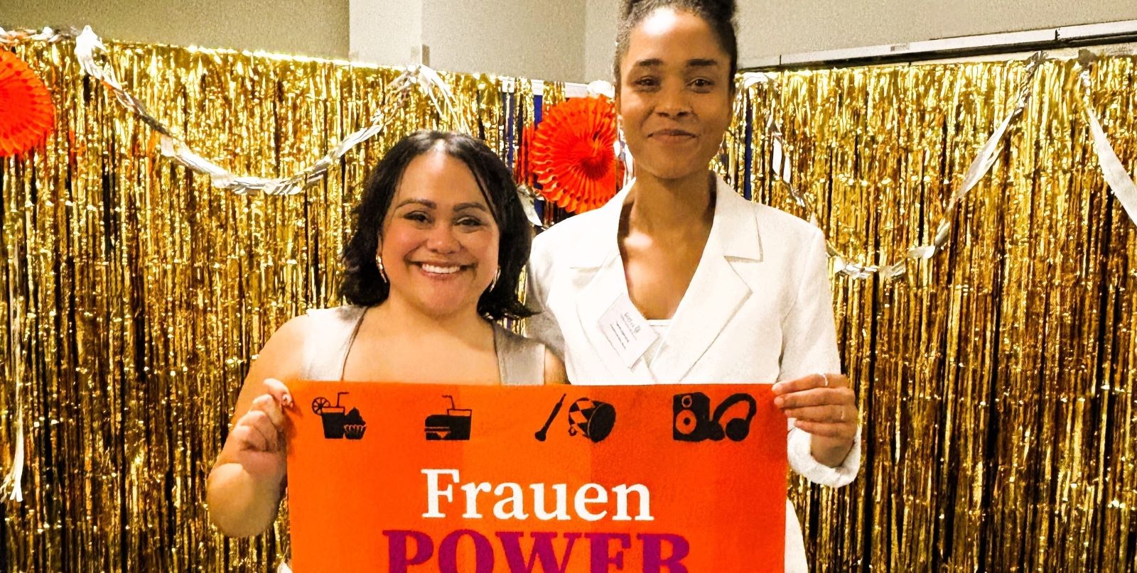 Demi Akpinar (links) Leitung KAMI e.V. und Laura Ogbonna Projektkoordinatorin Frauenzentrum WANITA. Foto: Rebecca Kühlmorgen