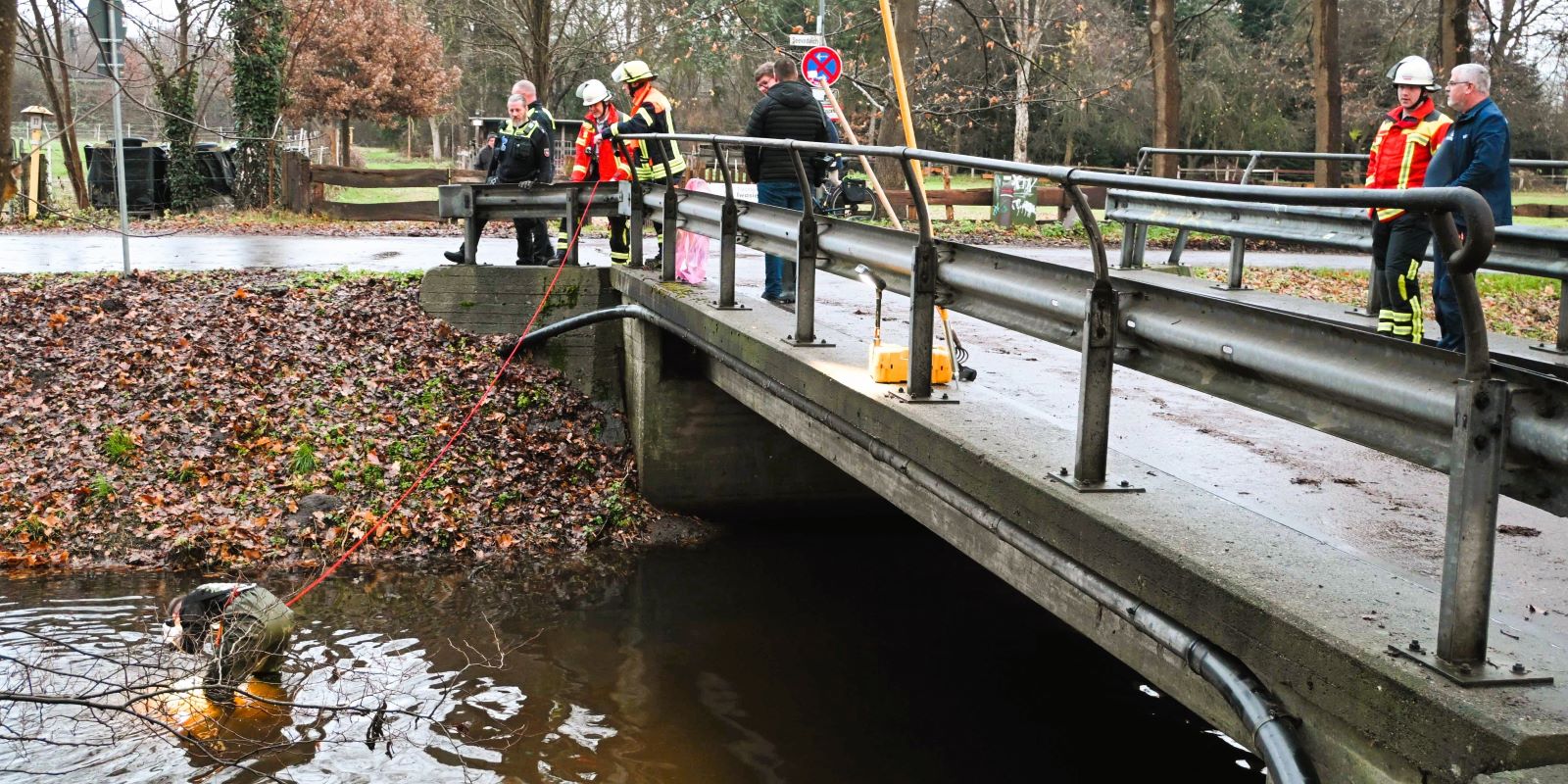 Was zunächst wie ein Routineeinsatz aussah, entwickelte sich am Dienstag  zu einem bemerkenswerten Fund im Seevekanal. Foto: Lenthe-Medien/Apelt
