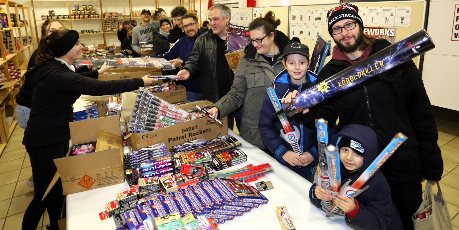Lange-Schlange-ab-6-Uhr-morgens-Feuerwerks-Verkauf-in-Wilstorf-ist-gestartet