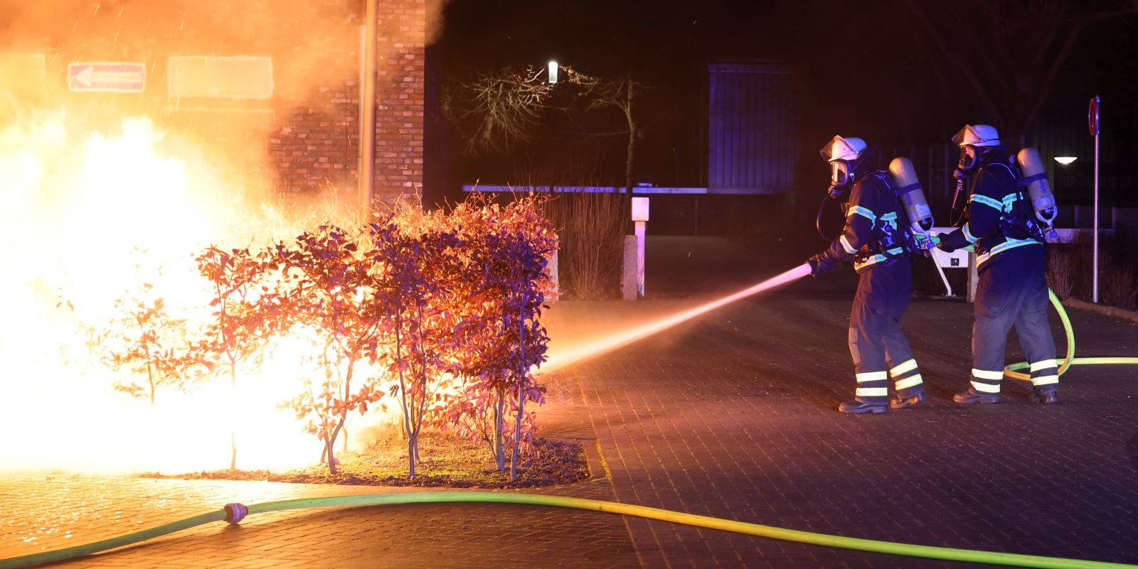 M-llcontainer-in-Flammen-Feuerwehr-l-scht-Brand-auf-Schulgel-nde-in-Heimfeld