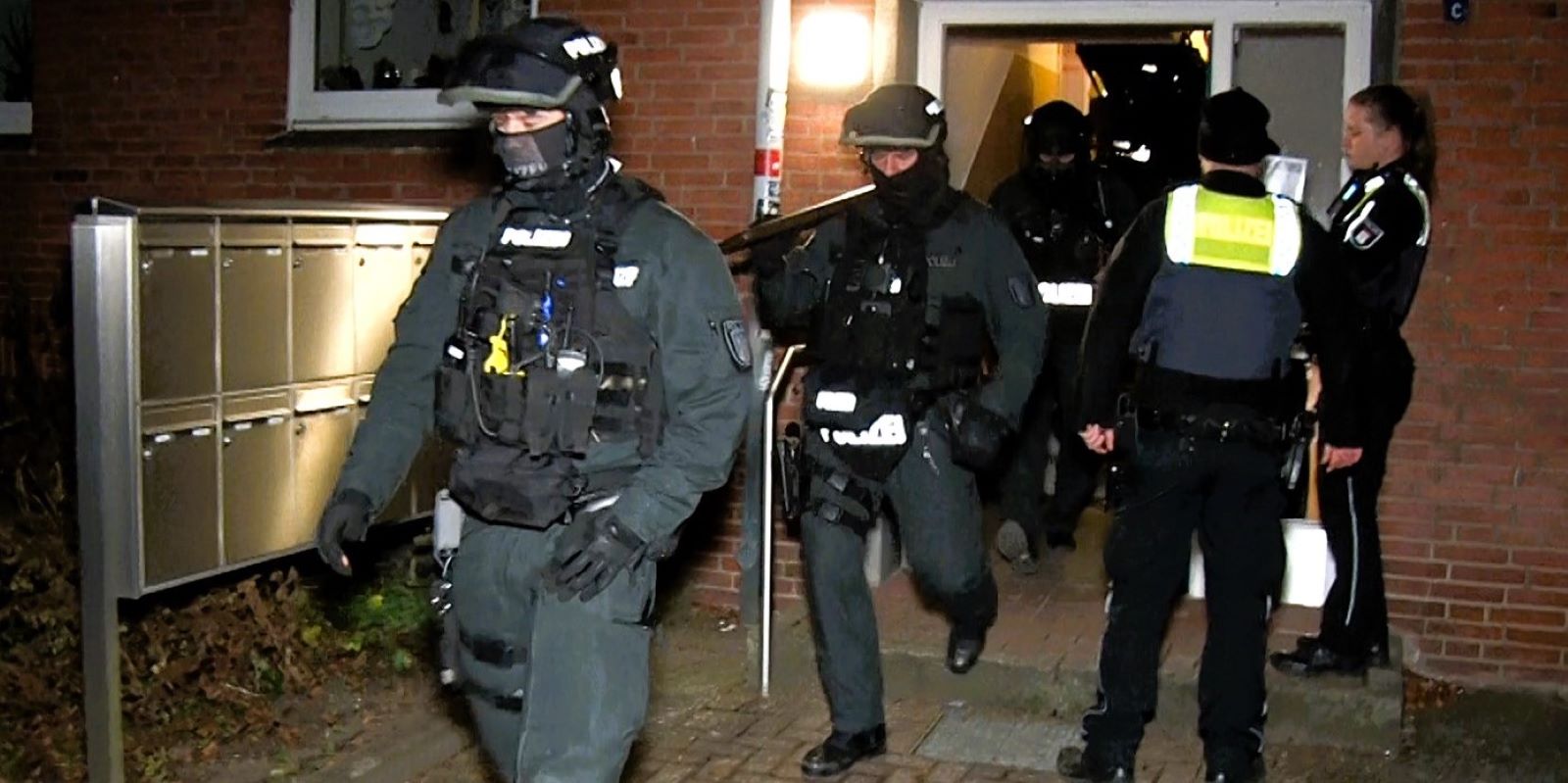 Sch-sse-mit-Vogelschreck-auf-Kinder-Polizei-setzt-Spezialkr-fte-ein