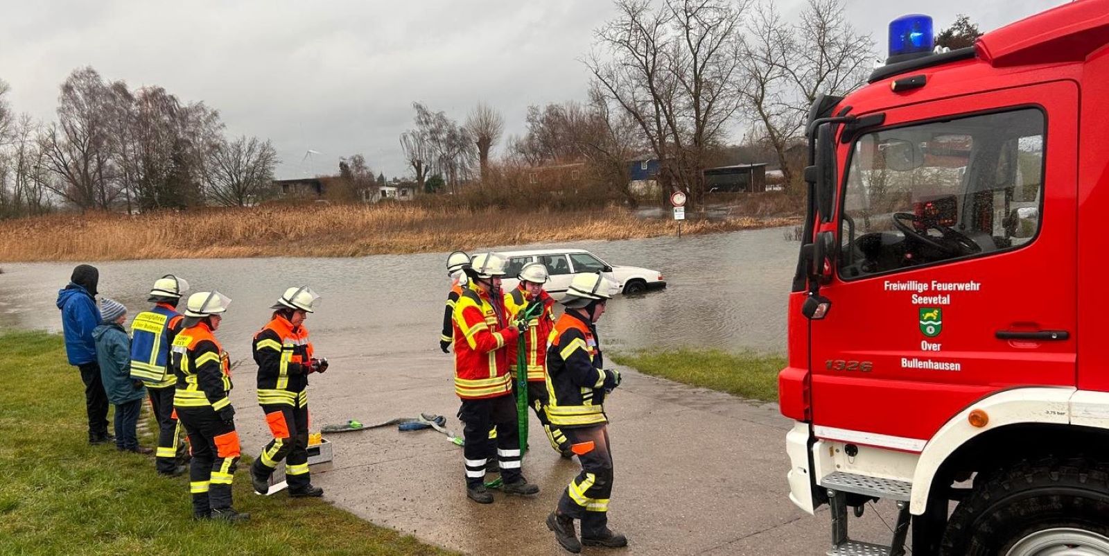 Auto-von-der-Flut-eingeschlossen-Neujahrsspaziergang-endet-mit-Feuerwehreinsatz