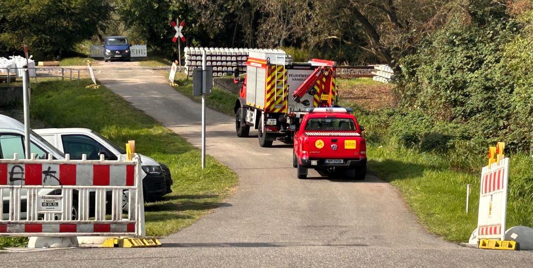 Fahrzeuge des Kampfmittelräumdienstes auf dem Weg zur Fundstelle der Bombe. Foto: Lenthe-Medien/Presang