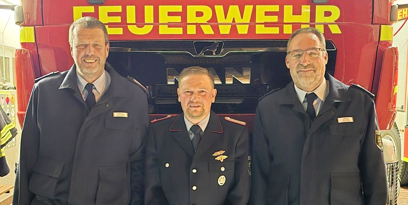 Simon Steffen aus Hittfeld (Mitte) soll neuer zweiter stellvertretender Gemeindebrandmeister der Gemeinde Seevetal werden. Ihm gratulierten Gemeindebrandmeister Rainer Wendt (rechts) und der stellvertretende Gemeindebrandmeister Andreas Brauel. Foto: Pressestelle Feuerwehr Seevetal