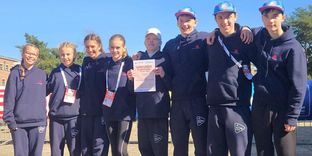 Die Triathlon-Mannschaft: Ida Bergschmidt (v.l.), Lotta Wietbrok, Amina Reich, Idas Kays, Emil Greve, Martin Gatzka, Robert Harcenko und Sune Stuhrmann. Foto: pr