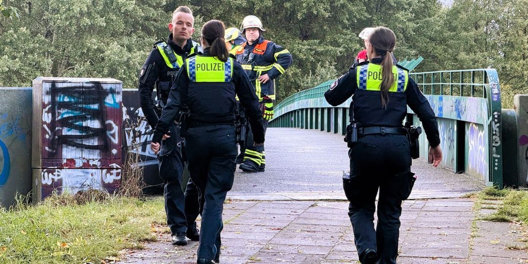 Einsatzkräfte von Feuerwehr und Polizei auf der Fußgängerbrücke in der Brackstraße. Foto: Lenthe-Medien