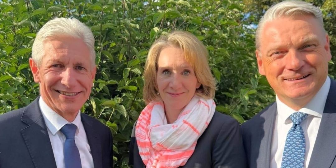 Landrat und Aufsichtsratsvorsitzender Rainer Rempe (links) mit dem künftigen Geschäftsführungs-Duo Dr. Franziska von Breunig und Cord Meyer. Foto: Landkreis Harburg