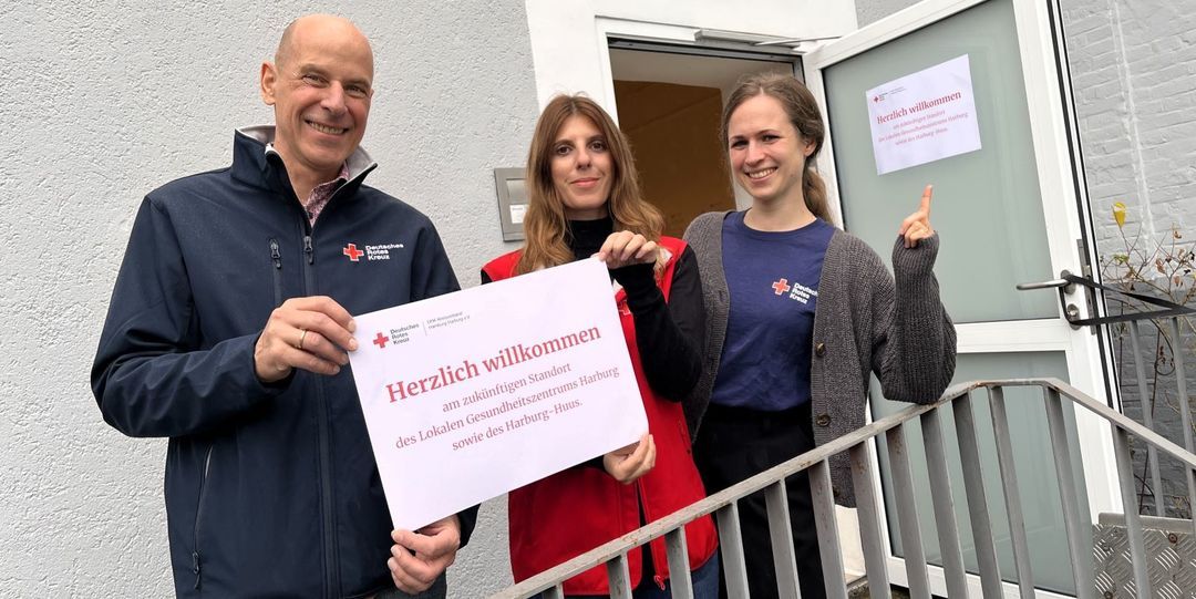 Das DRK-Team mit Nicolai Panke (Bereichsleiter Migration und Existenzsicherung), Julia Malert, Leiterin Harburg-Huus und Katharina Kellermeier, Leiterin Lokales Gesundheitszentrum am neuen Standort. Foto: Christian Bittcher