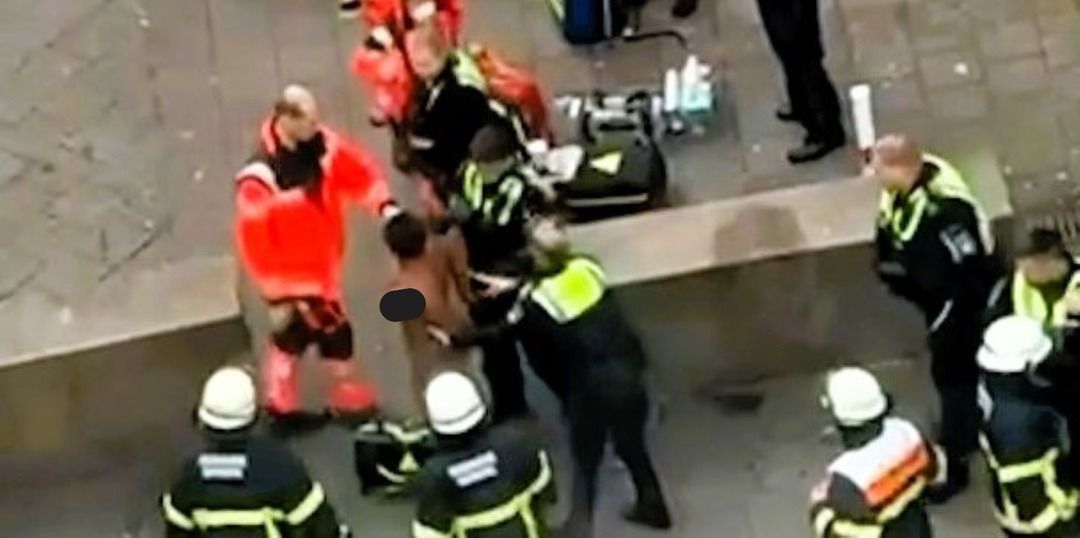 Einsatzkräfte von Feuerwehr, Polizei und Rettungswagen kümmern sich um die nackte Frau. Foto: Lenthe-Medien/Manis