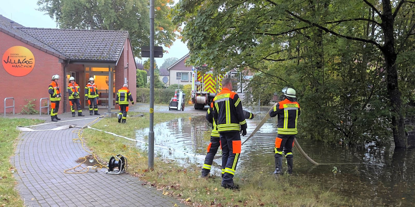 Ein Wasserrohrbruch auf dem Gelände der Kindertagesstätte an der Carl-Benz Straße in Maschen erforderte am Dienstagmorgen einen mehrstündigen Einsatz der Feuerwehr Maschen Fotos: FF Maschen