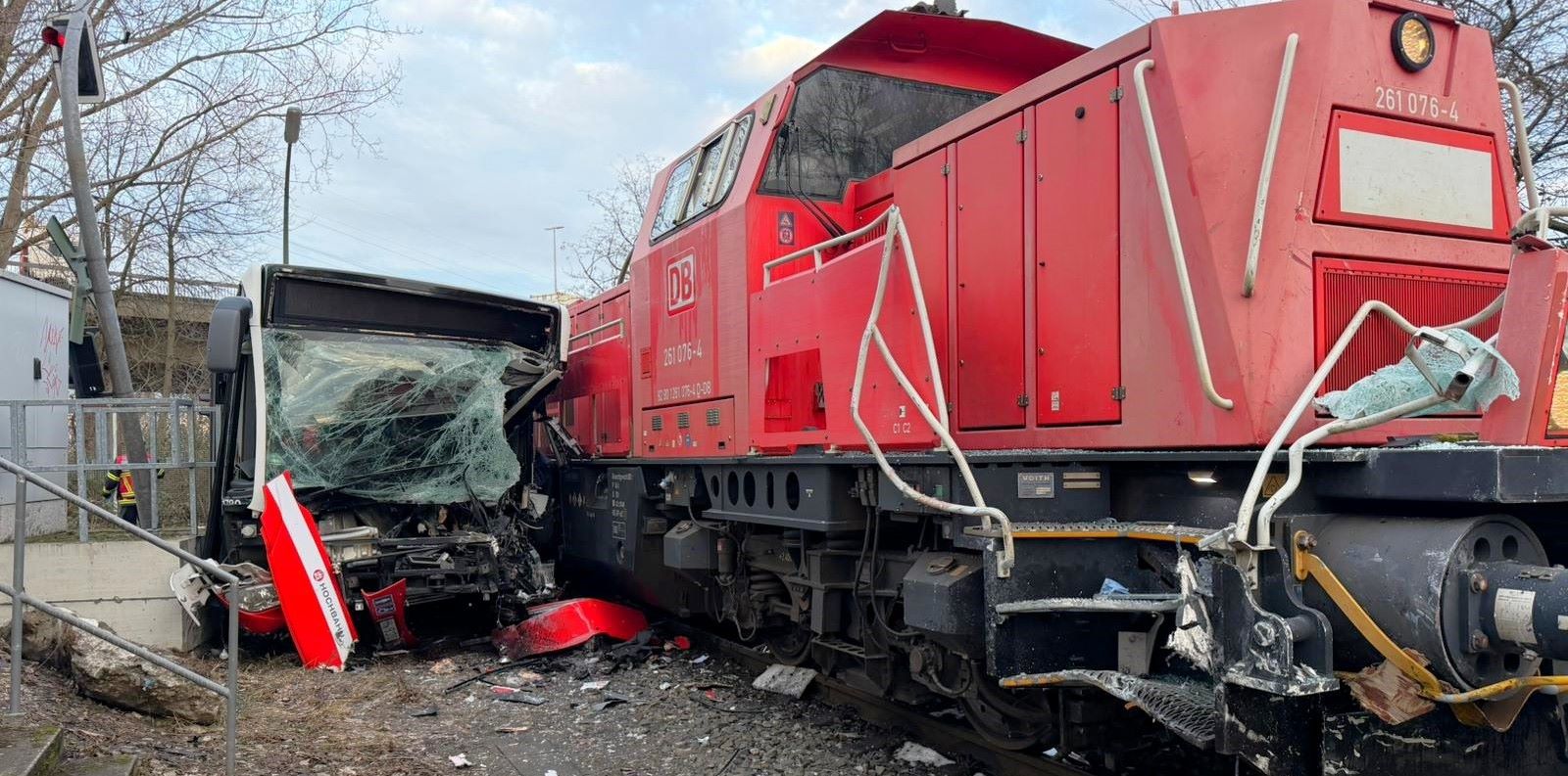 Hafenbahn-kollidiert-mit-Linienbus-Ein-Toter-mehrere-Verletzte